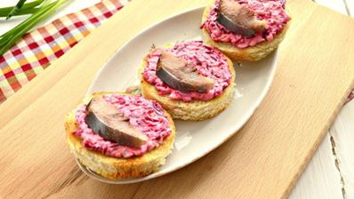 праздничные бутерброды с сельдью и свеклой