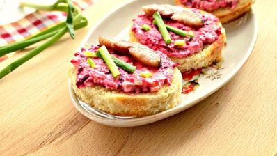 праздничные бутерброды с сельдью и свеклой