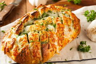 Румяный бутерброд с чеддером и зеленью