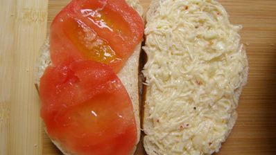 жареные бутерброды с помидорами и сыром