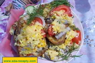 Жареные бутерброды с помидорами майонезом сыром