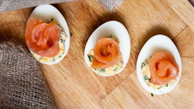 яйца, фаршированные семгой