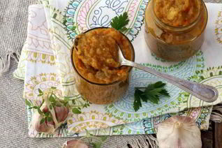 Овощная икра с яблоками и паприкой