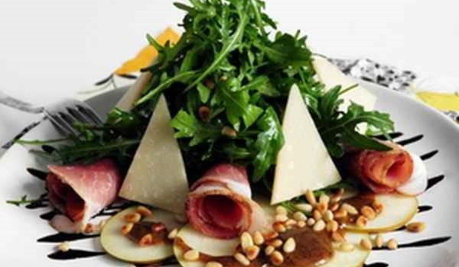 Рецепт карпачча из груш и прошутто с рукколой и медово-горчичным соусом