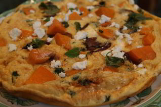 Фриттата с пармезаном, бататом и красным луком