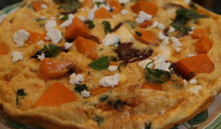 Рецепт фриттаты с пармезаном, бататом и красным луком