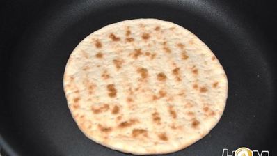 омлет из перепелиных яиц со шпинатом на лепешке