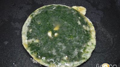 омлет из перепелиных яиц со шпинатом на лепешке