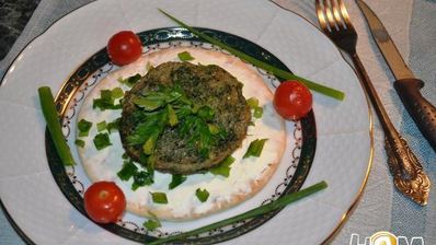 омлет из перепелиных яиц со шпинатом на лепешке