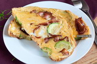 Омлет с беконом и кабачками