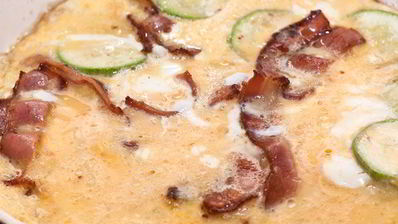 омлет с беконом и кабачками