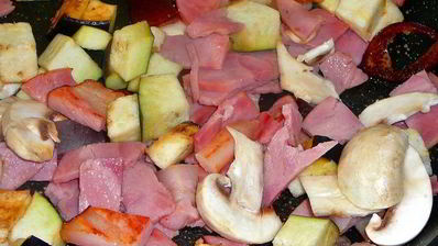 омлет с грибами, беконом и фасолью