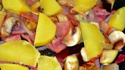 омлет с грибами, беконом и фасолью