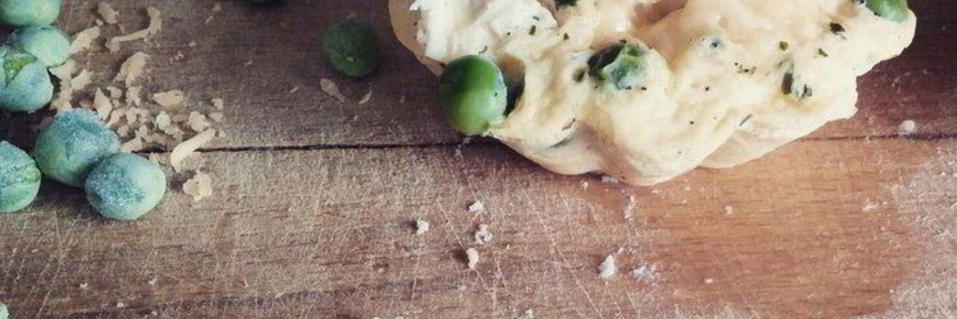 Омлет с курицей, сыром и зеленым горошком