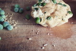 Омлет с курицей, сыром и зеленым горошком