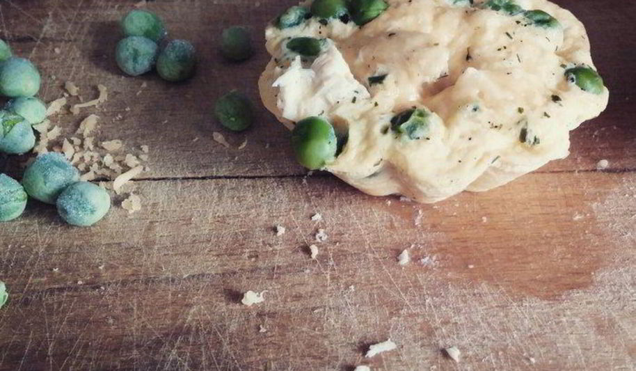 Рецепт омлета с курицей, сыром и зеленым горошком