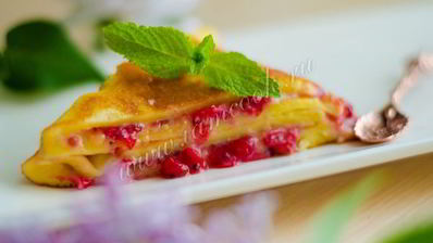 сладкий омлет со свежей смородиной