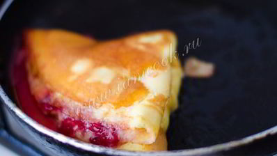 сладкий омлет со свежей смородиной