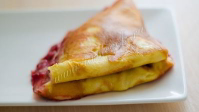 сладкий омлет со свежей смородиной