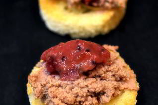 Паштет из фермерской куриной печени с мармеладом из красного крыжовника и смородины
