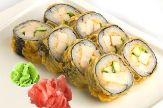 Горячие роллы с курицей и огурцом