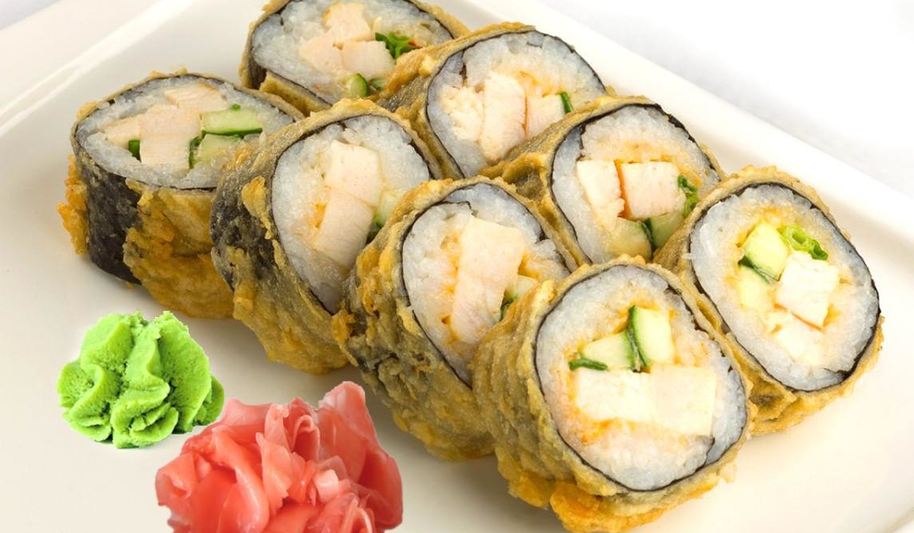 Рецепт горячих роллов с курицей и огурцом