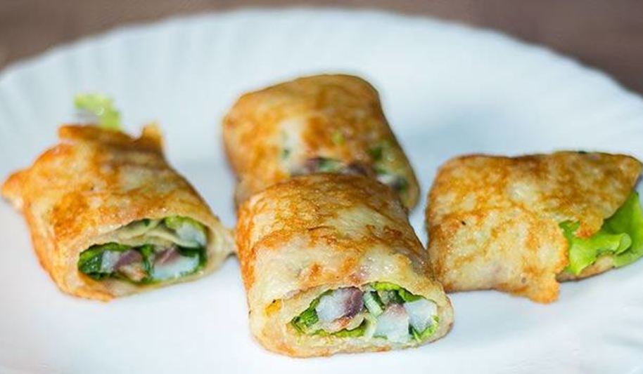 Рецепт картофельных роллов с сельдью и огурцом