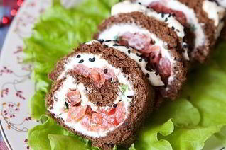 Хлебные роллы с сыром и форелью