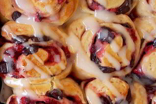 Клубнично-шоколадные роллы с ягодным кремом