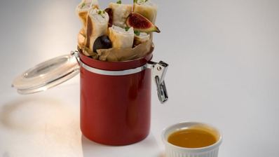 креветочные роллы с инжиром и острым апельсиновым соусом