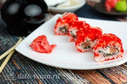 Масаго ролл с лососем и сыром