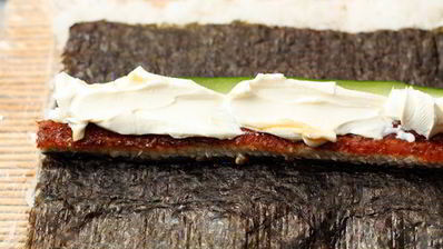 ролл в стружке тунца