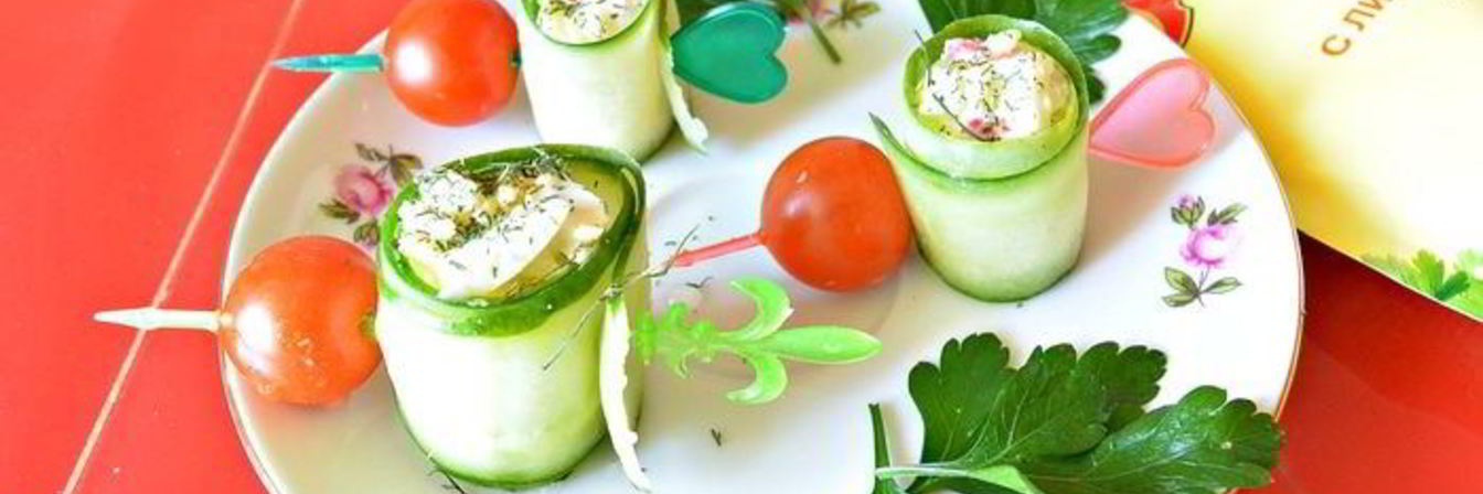 Роллы из огурца с крабовыми палочками