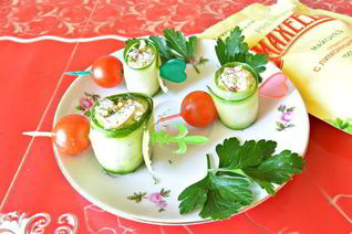 Роллы из огурца с крабовыми палочками