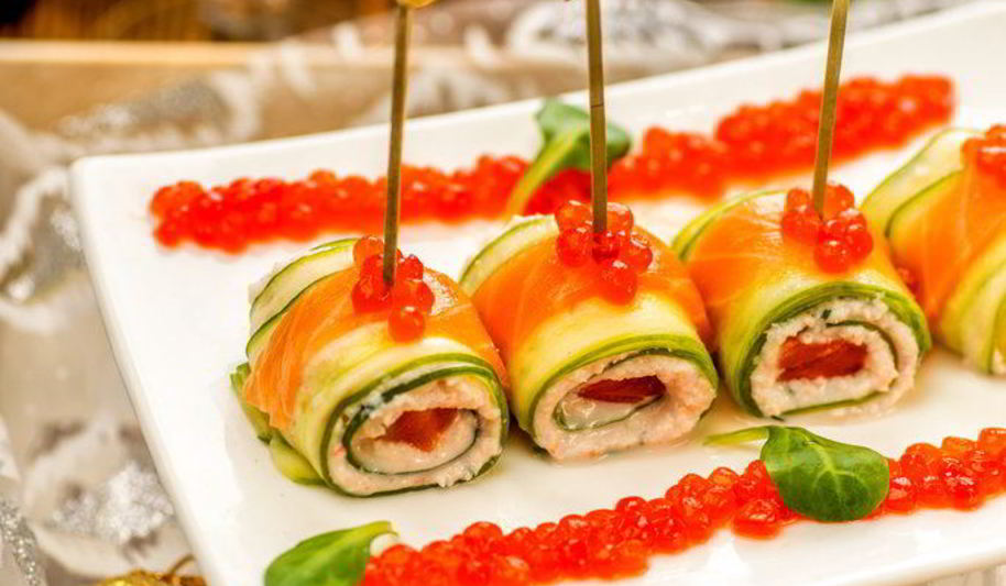 Рецепт роллов из огурца с креветками, сливочным сыром и лососем