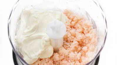 роллы из огурца с креветками, сливочным сыром и лососем