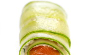 роллы из огурца с креветками, сливочным сыром и лососем