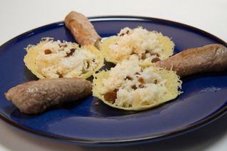 Роллы из свинины и рис в сырной корзиночке