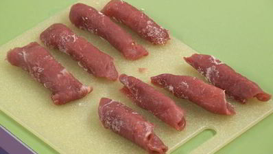 роллы из свинины и рис в сырной корзиночке