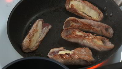 роллы из свинины и рис в сырной корзиночке