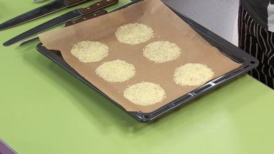 роллы из свинины и рис в сырной корзиночке