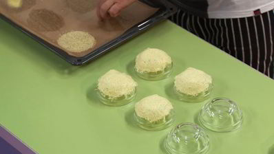 роллы из свинины и рис в сырной корзиночке