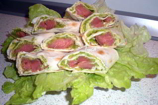 Роллы из тонкого лаваша с семгой и авокадо