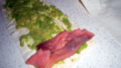 роллы из тонкого лаваша с семгой и авокадо