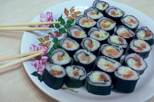 Роллы по-домашнему со слабосоленой семгой