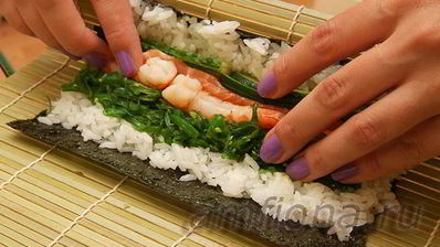 роллы с креветками, чукой и лососем