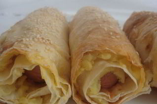 Роллы с сосисками и картофельным пюре