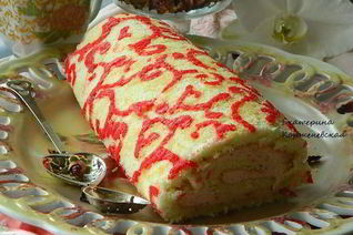 Бисквитный рулет с клубничной начинкой Ажурный