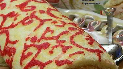 бисквитный рулет с клубничной начинкой ажурный