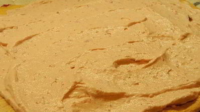 бисквитный рулет с клубничной начинкой ажурный